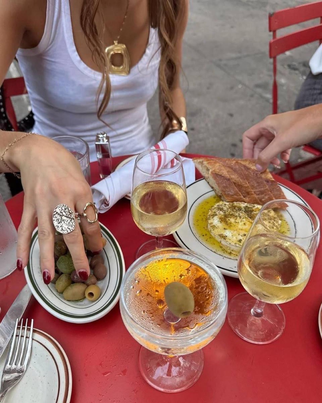 Aperitivo con vino blanco y aceitunas en Roma