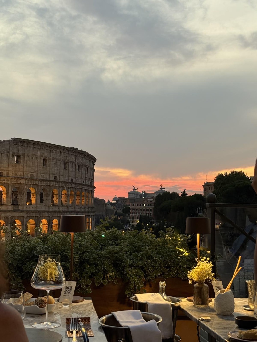 Cena con vistas al Coliseo al atardecer