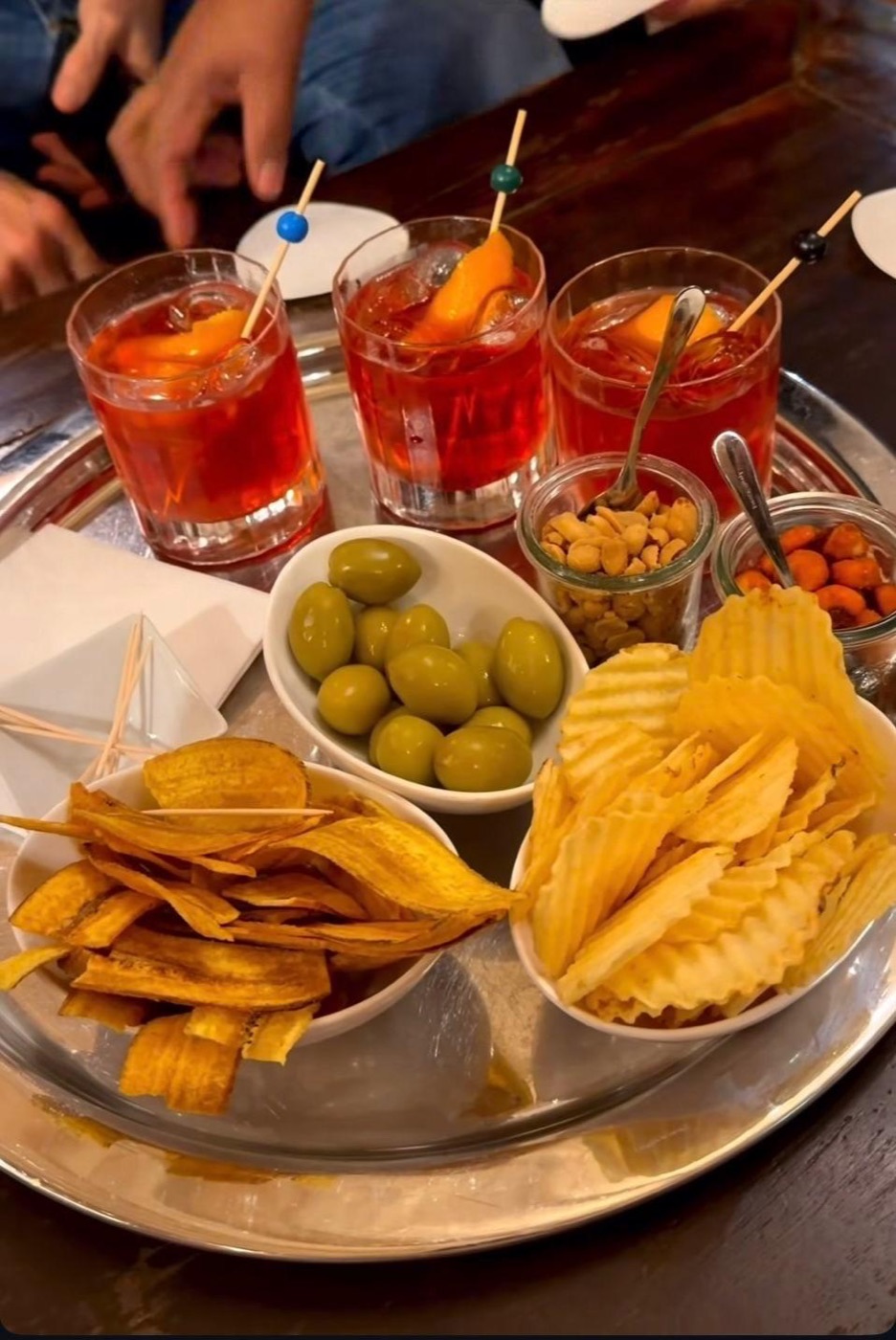 Spritz, aceitunas y patatas para picar