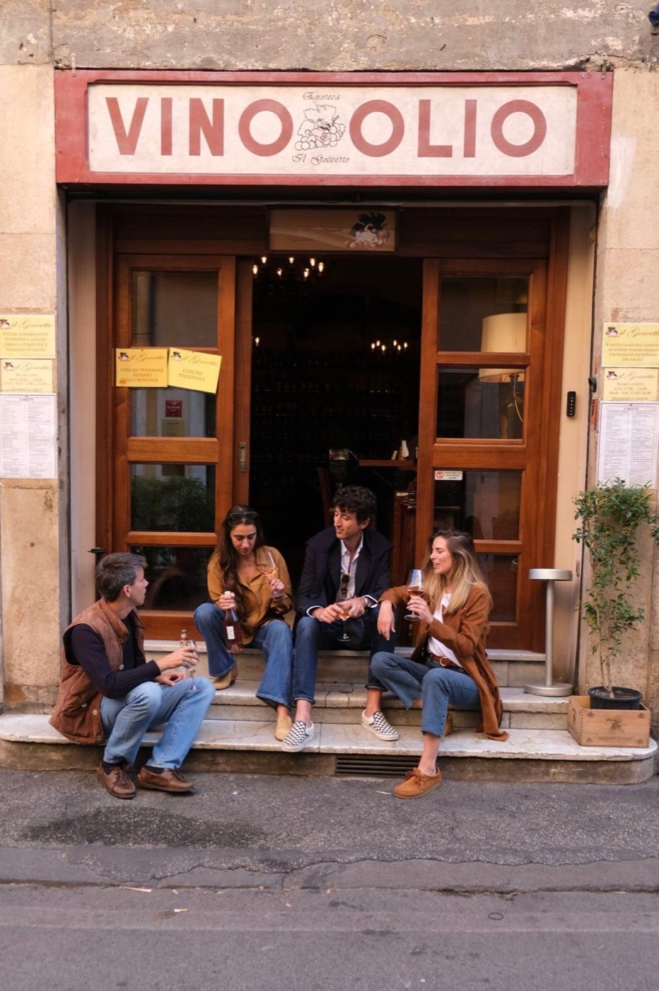 Españoles tomando vino en la puerta de una enoteca en Roma